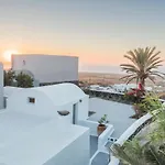 Aqua Serenity Luxury Santorini 3* Foinikiá