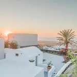Aqua Serenity Luxury Santorini Foinikiá