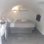 Aqua Serenity Luxury Santorini 3* Foinikiá