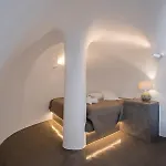 Aqua Serenity Luxury Santorini Foinikiá