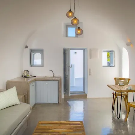 Aqua Serenity Luxury Santorini Foinikiá