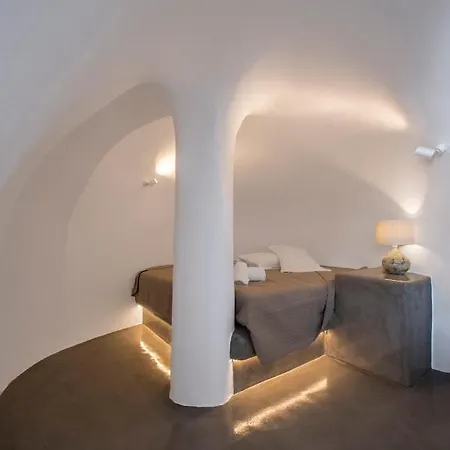 Aqua Serenity Luxury Santorini Foinikiá