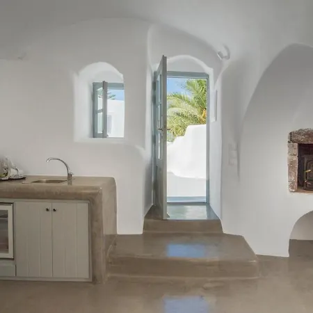 Aqua Serenity Luxury Santorini Foinikiá