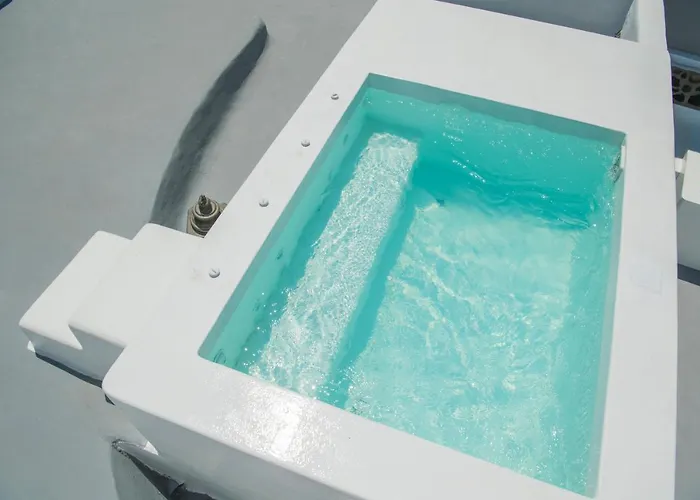 Aqua Serenity Luxury Santorini מלון דירות Foinikiá