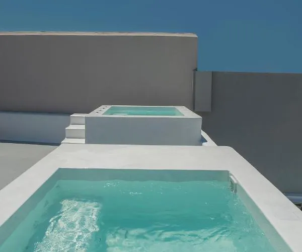 Aqua Serenity Luxury Santorini מלון דירות 3*