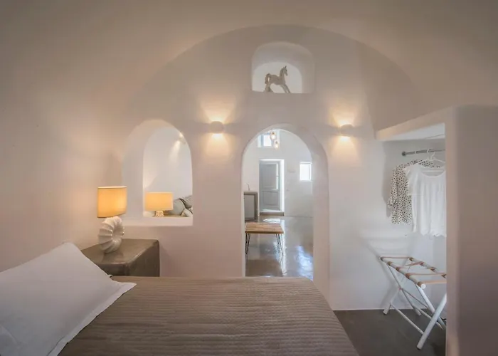 Aqua Serenity Luxury Santorini מלון דירות Foinikiá