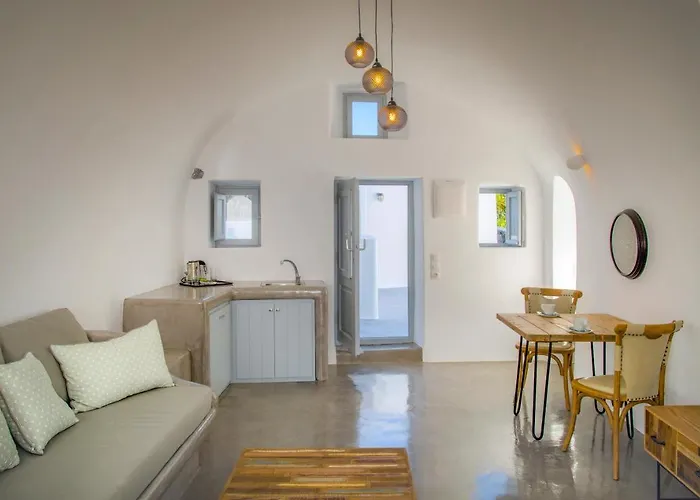 Aqua Serenity Luxury Santorini Foinikiá