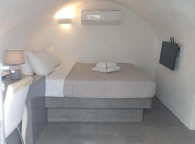 Aqua Serenity Luxury Santorini 3* Foinikiá