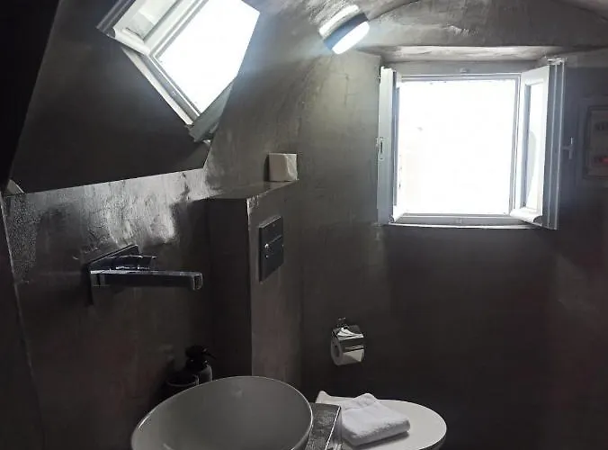 Aqua Serenity Luxury Santorini מלון דירות Foinikiá