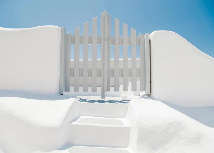 Aqua Serenity Luxury Santorini 3* Foinikiá