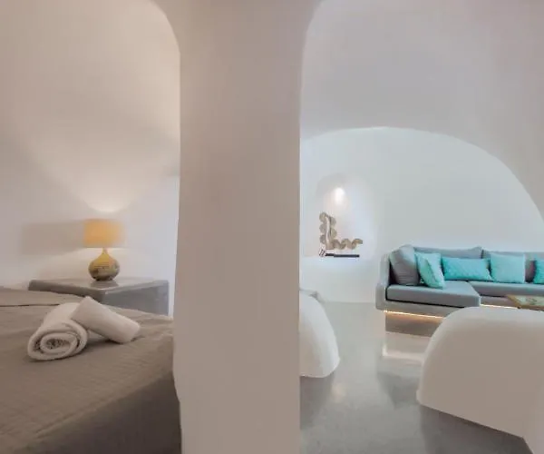 Aqua Serenity Luxury Santorini מלון דירות Foinikiá