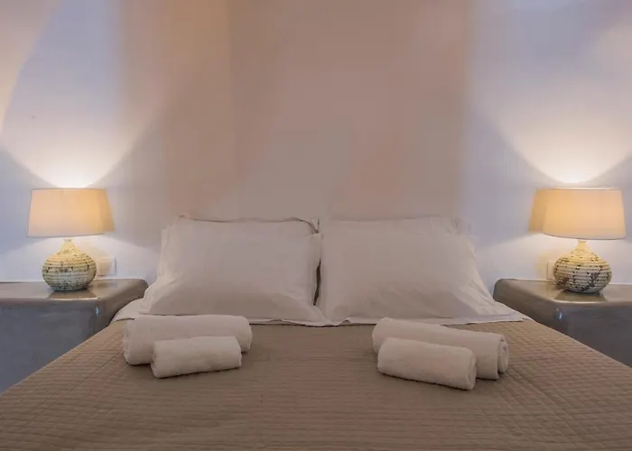 Aqua Serenity Luxury Santorini מלון דירות Foinikiá