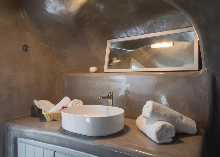 Aqua Serenity Luxury Santorini Foinikiá