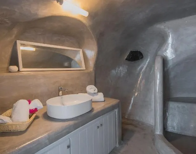 Aqua Serenity Luxury Santorini מלון דירות Foinikiá