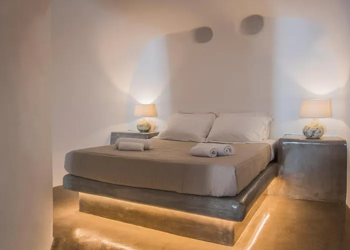 Aqua Serenity Luxury Santorini מלון דירות Foinikiá