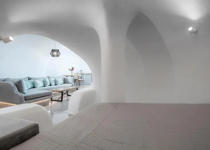 Aqua Serenity Luxury Santorini מלון דירות Foinikiá