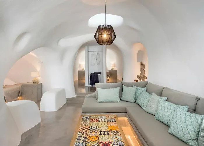 Aqua Serenity Luxury Santorini מלון דירות 3*