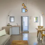 Aqua Serenity Luxury Santorini Finikiá