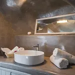 Aqua Serenity Luxury Santorini Finikiá