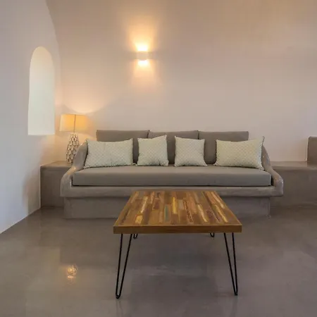 Aqua Serenity Luxury Santorini 3* Finikiá