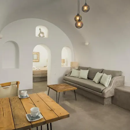 Aqua Serenity Luxury Santorini Finikiá