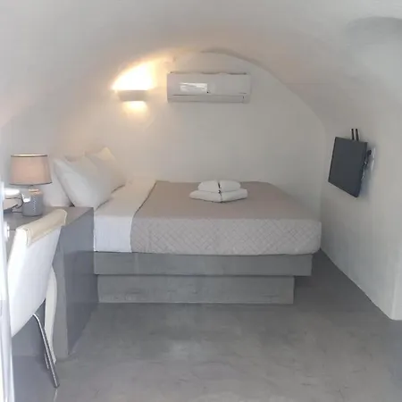 Aqua Serenity Luxury Santorini 3* Foinikiá