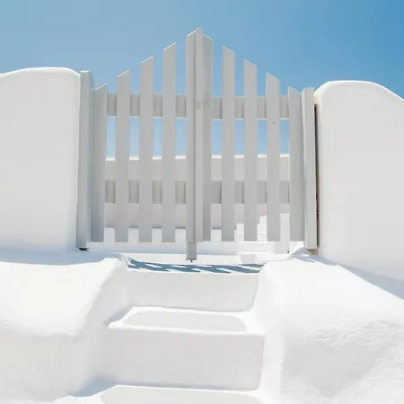 Aqua Serenity Luxury Santorini 3* Finikiá