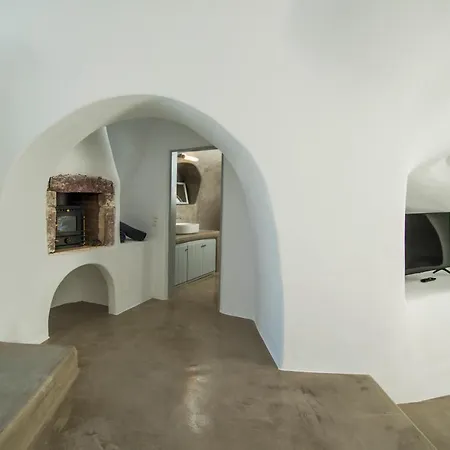 Aqua Serenity Luxury Santorini Finikiá