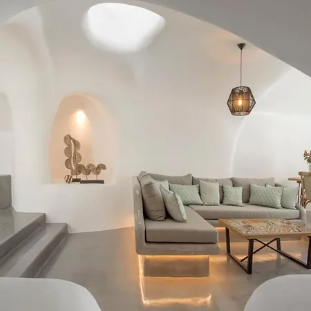 Aqua Serenity Luxury Santorini 3* Finikiá