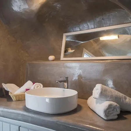 Aqua Serenity Luxury Santorini Finikiá