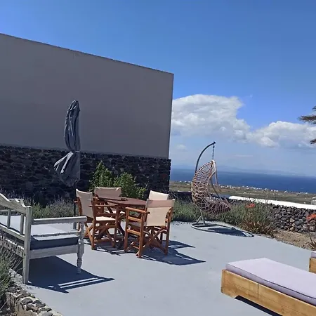 Aqua Serenity Luxury Santorini Finikiá