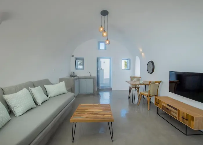 Aqua Serenity Luxury Santorini Aparthotel Foinikiá