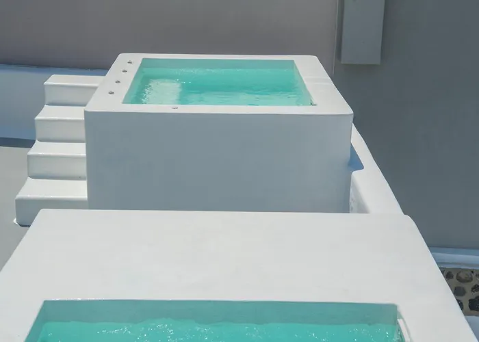 Aqua Serenity Luxury Santorini 3* Foinikiá