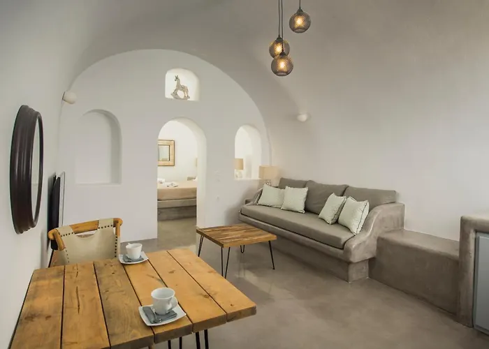 Aqua Serenity Luxury Santorini Foinikiá