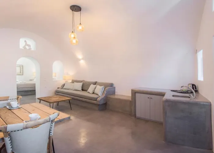 Aqua Serenity Luxury Santorini Aparthotel Foinikiá