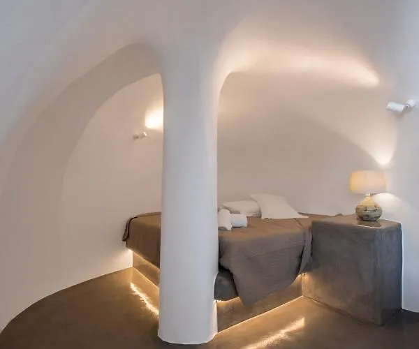 Aqua Serenity Luxury Santorini Foinikiá